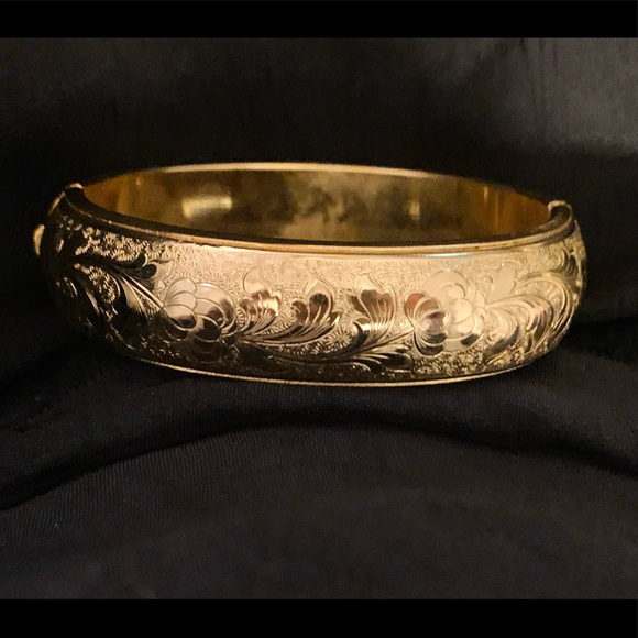 Jewelry - 🌟Golden Scroll Hinged Bangle Bracelet🌟